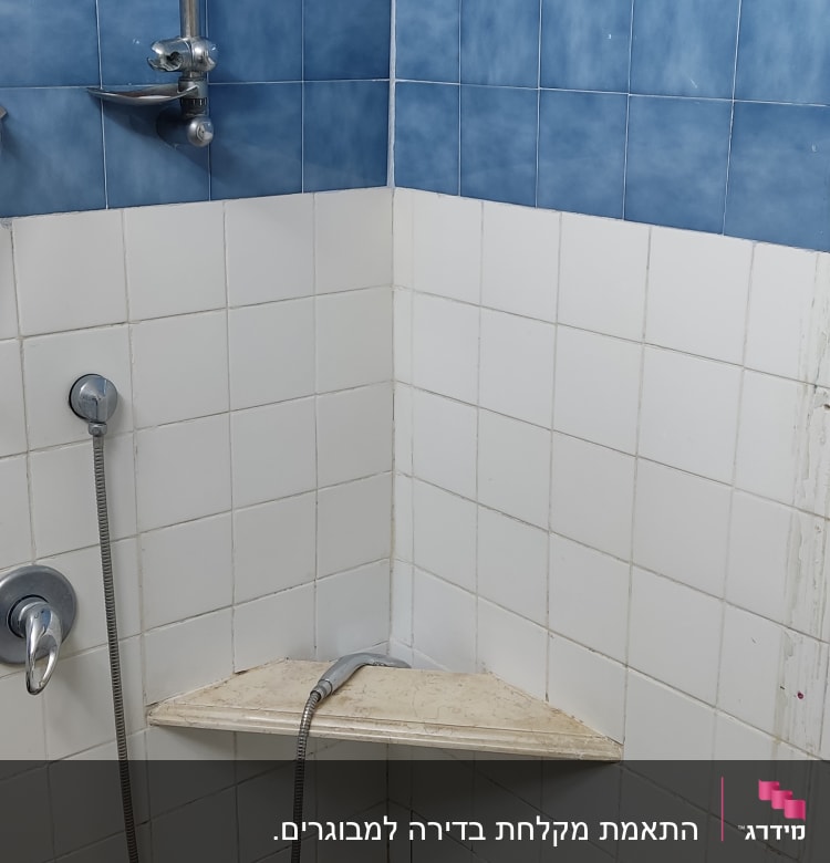 מקדחה ומברג על רצפת מקלחת בשיפוץ